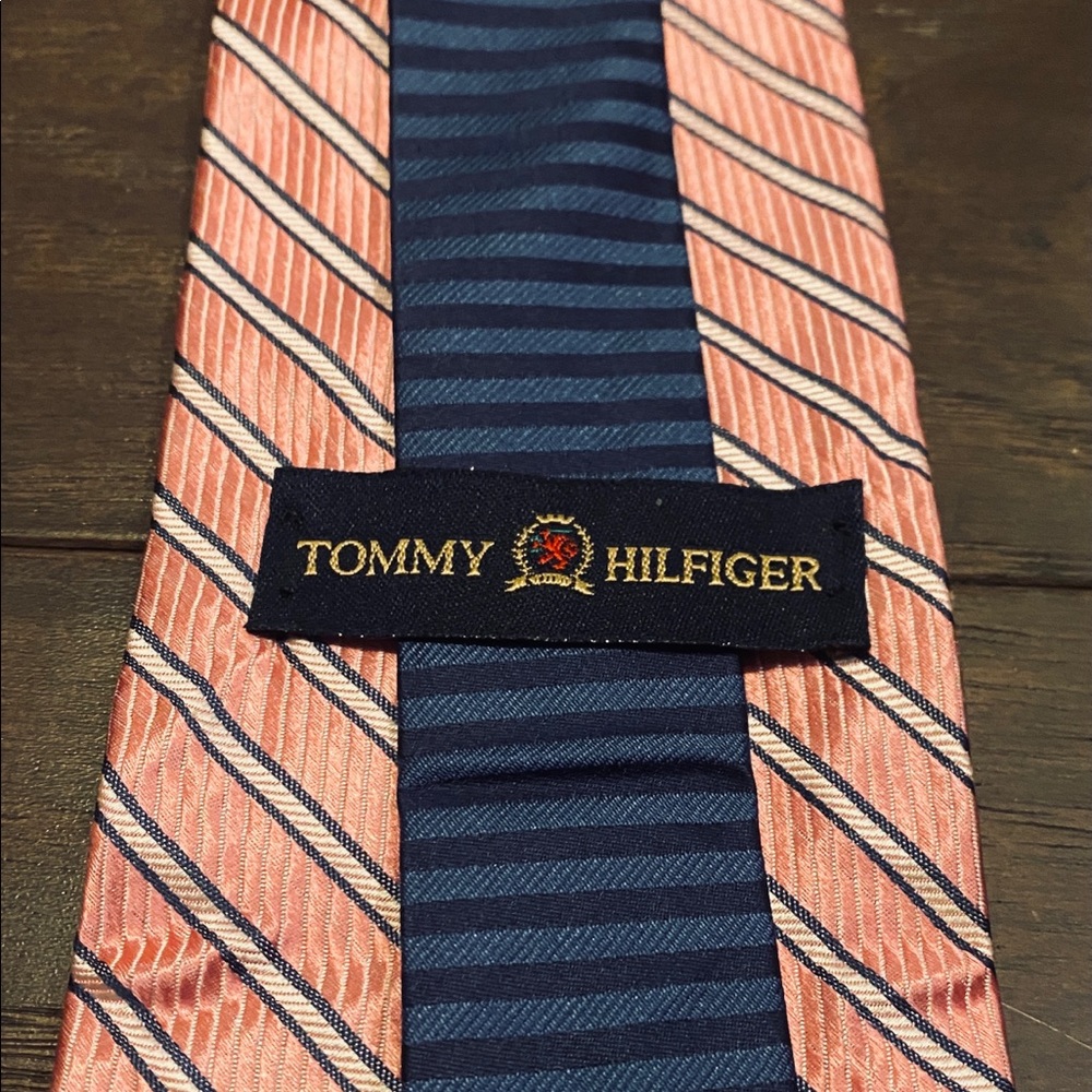 Tommy Hilfiger 100% silk tie in pale pink with contrast navy back. - Picture 2 of 4